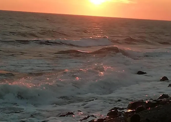 Two Bedroom Near The Ocean *